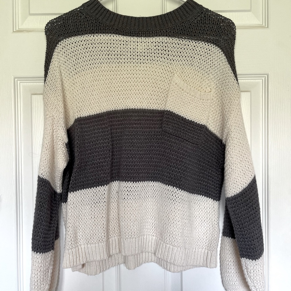 American Eagle White and Gray Sweater Size Small